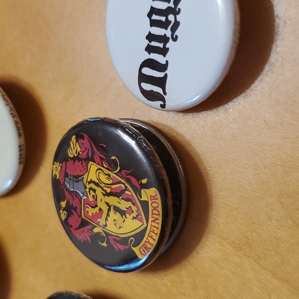HARRY POTTER pins, set of 5, HALF DOLLAR size collectible lanyard pins πππβ€οΈ - Picture 3 of 5
